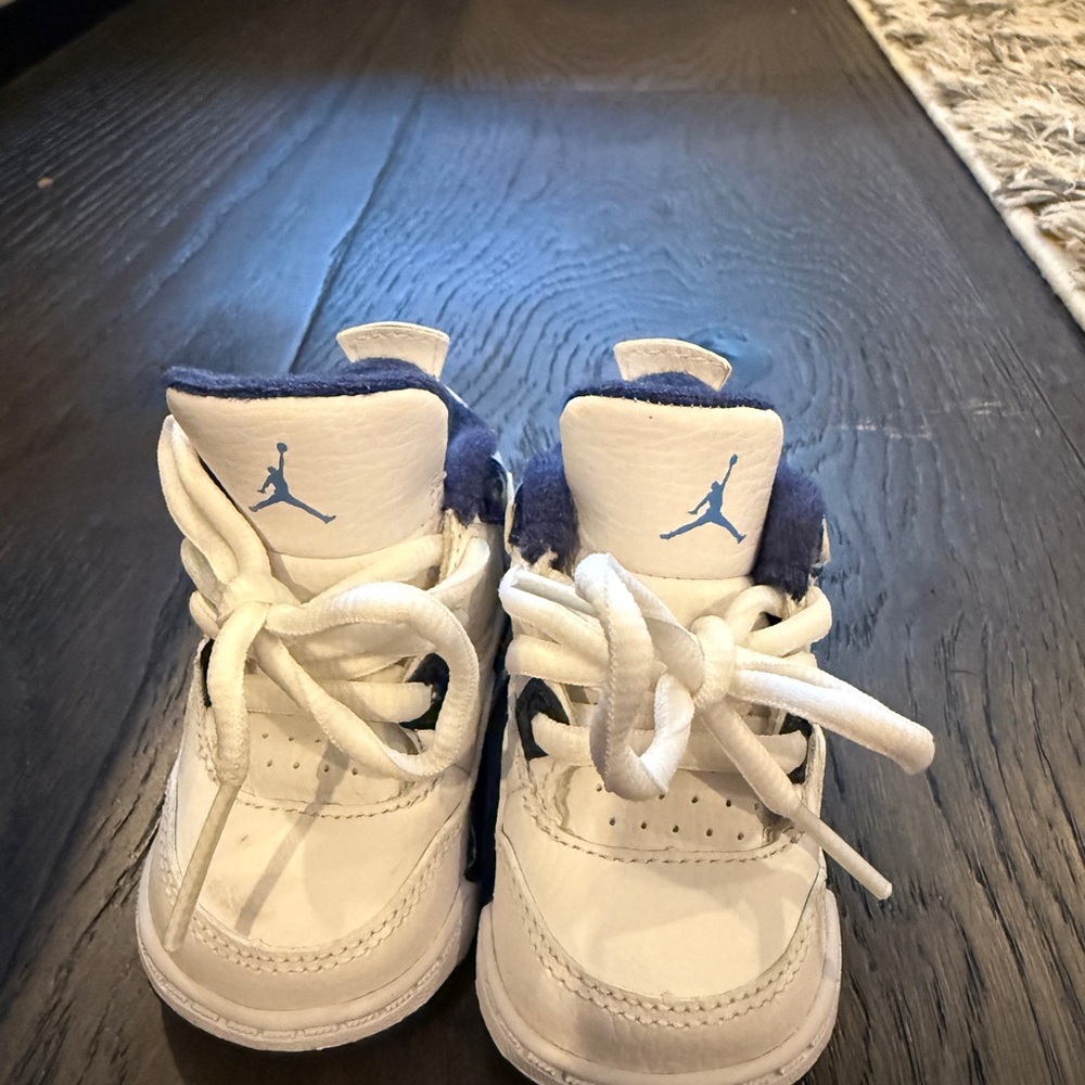 Nike Air Jordan 4 Retro - Picture 2 of 5